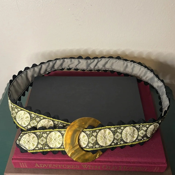 Rickety Rac Nantucket French Floral Scalloped Edge Lucite Buckle Belt Sz Medium - Picture 3 of 6